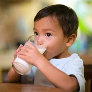 trẻ bao nhiêu tuổi thì được uống sữa tươi